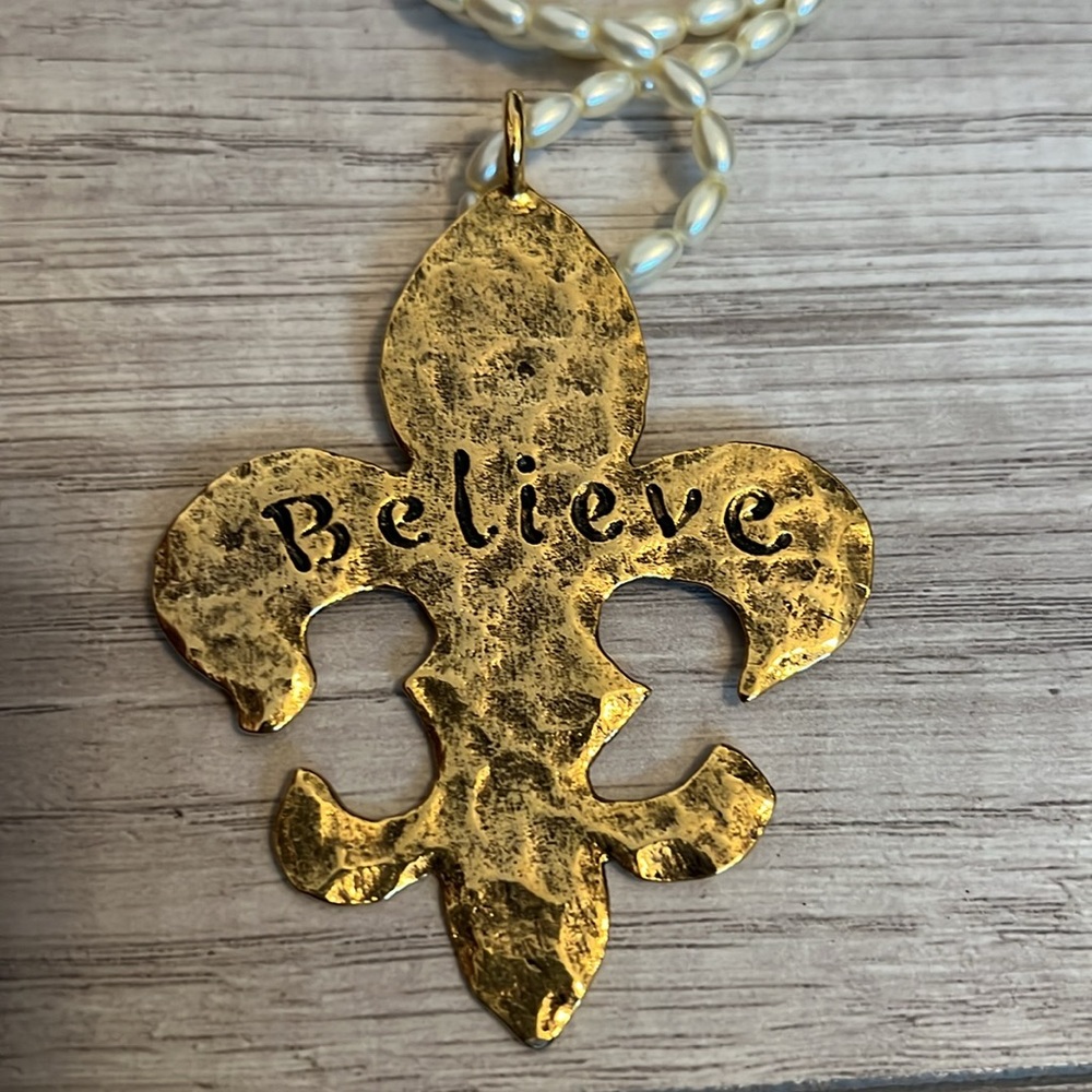 FLEUR DE LIS NECKLACE “BELIEVE” - Picture 2 of 7